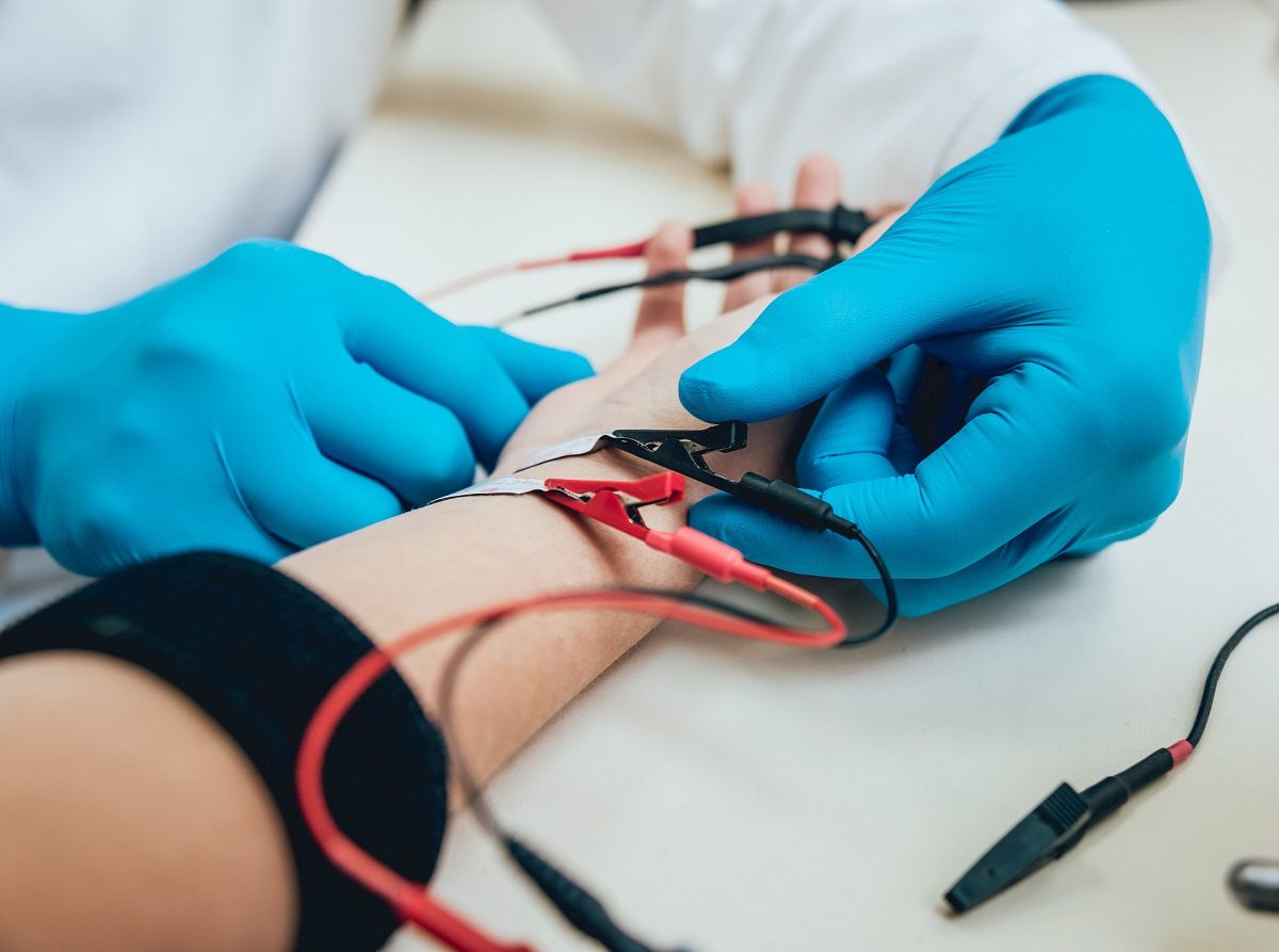 Persona conectado a un electromiografo