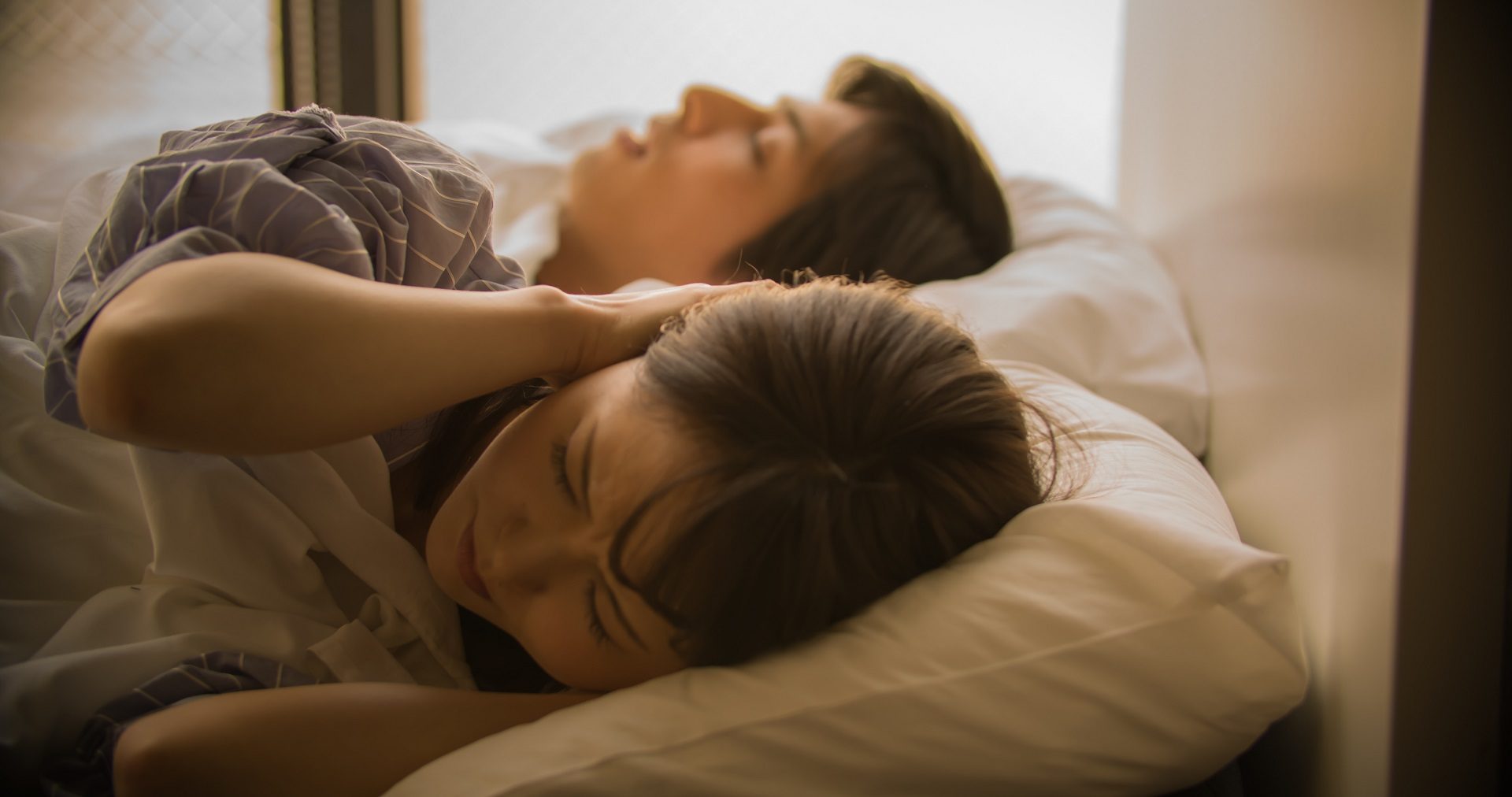 La chica no puede dormir por los ronquidos de la otra persona